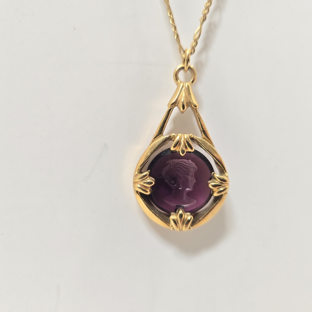 VTG Avon Gold-Tone Purple Cameo Pendant Necklace